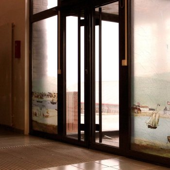 Portes d'accès du musée de l'Arche